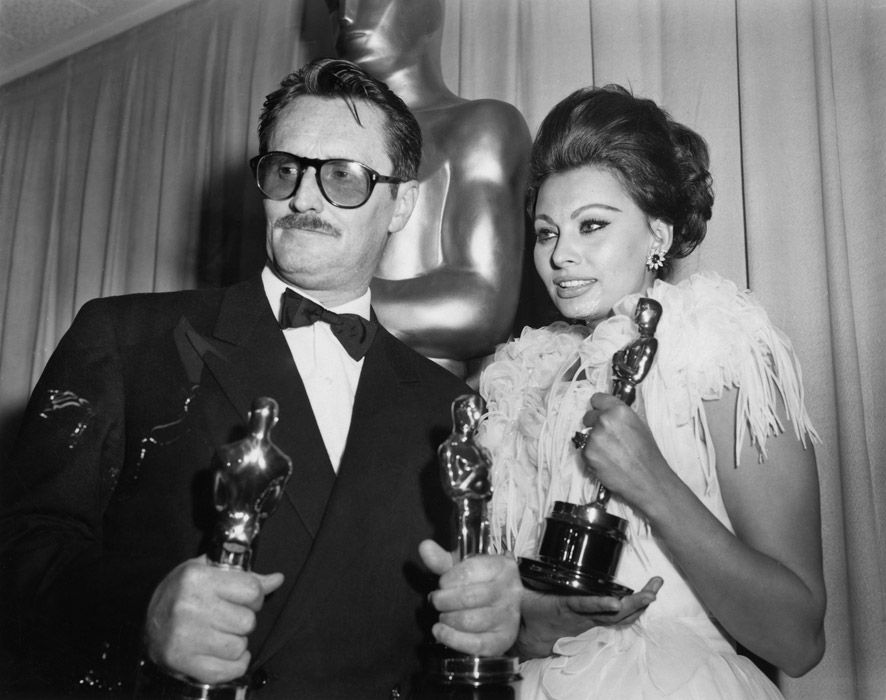 Germi and Loren hold the Oscar prizes of 1962